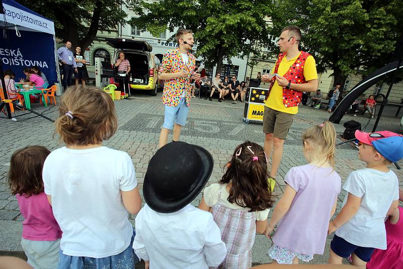 Magic festival 2018 v Uherském Hradišti. Kouzelné náměstí na Masarykově náměstí. Kouzelník Mišuge a Maxi (vpravo)