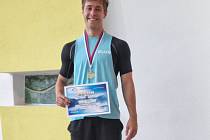 Plavec Vít Polišenský po pětileté pauze bez závodění dominoval v Púchově na sto metrů motýlek a časem 1:00,09 vybojoval zlatou medaili.