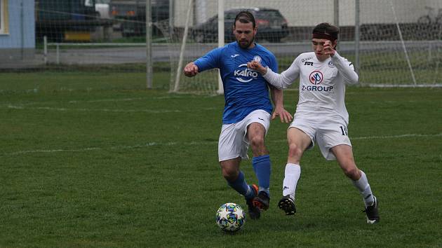 Fotbalisté Vlčnova (bílé dresy) v páteční předehrávce 19. kola krajské I. B třídy skupiny C doma remizovali s Tlumačovem 1:1.