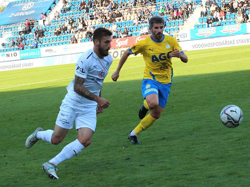 Fotbalisté Slovácko (v bílých dresech) v sobotním odpoledním zápase porazili Teplice 3:2.