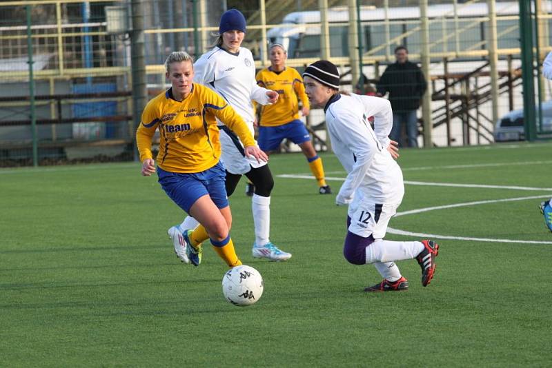 Fotbalistky Slovácka rakouského soupeře porazily těsně 2:1.