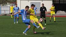 Fotbalisté Hluku (modré dresy) zdolali v sobotním zápase 19. kola krajské I. A třídy skupiny B Nivnici 3:2 a upevnili si druhé místo v tabulce.