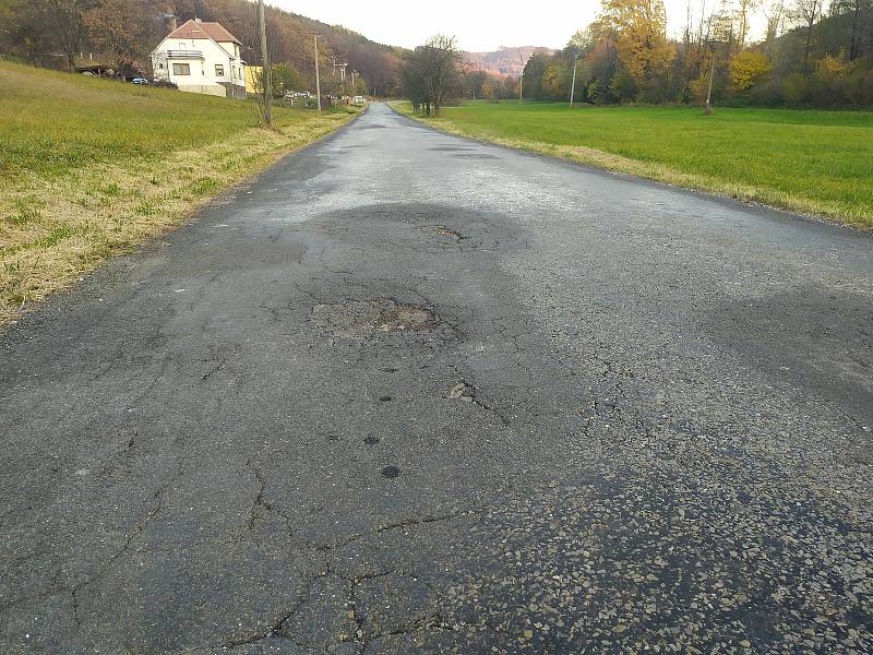 Silnice v Lopeníku je s nerovnostmi a je na ní patrná absence dlouhodobější komplexní rekonstrukce