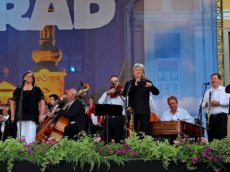 KONCERT. V průběhu Večera lidí dobré vůle vládla před velehradskou bazilikou nádherná atmosféra.