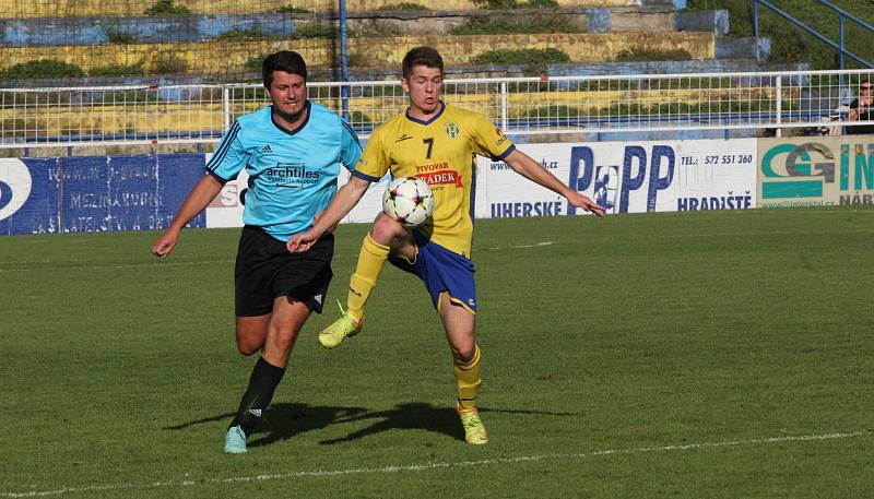 Fotbalisté Starého Města (žluté dresy) v 5. kole krajské I. B třídy skupiny C zdolali Polešovice 1:0.