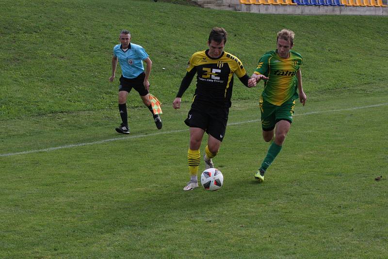 Fotbalisté Strání (černožluté dresy) v sobotním domácím hodovém duelu přehráli Napajedla 3:0.
