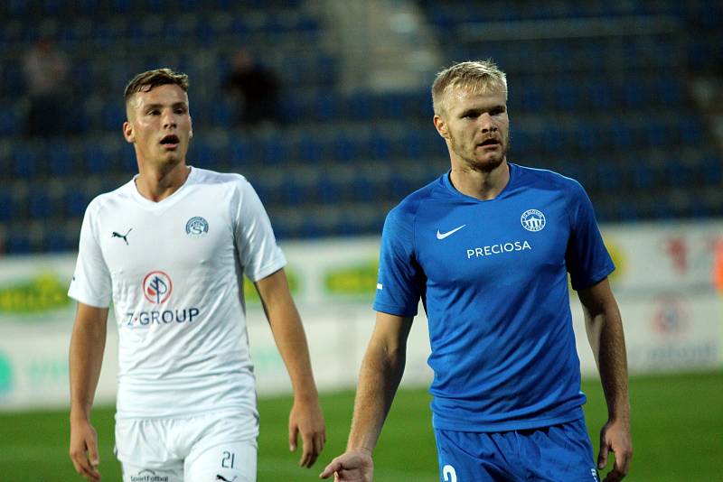 Fotbalisté Slovácka (v bílých dresech) v předehrávce 12. kola FORTUNA:LIGY hostili liberecký Slovan.