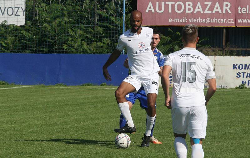 Fotbalisté Slovácka B (bílé dresy) v 6. kole MSFL podlehli Uničovu 1:2.