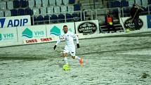 Fotbalisté Slovácka (v bílých dresech) hostili v předehrávce 19. kola FORTUNA:LIGY Teplice. Páteční duel poznamenalo vydatné sněžení.