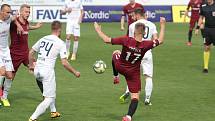 Fotbalisté Slovácka (v bílých dresech) v posledním zápase základní části FORTUNA:LIGY prohráli se Spartou 0:2