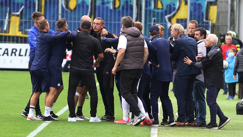 Sobotní derby v Uherském Hradišti opanovalo domácí Slovácko (bílé dresy), které zvítězilo nad Zlínem 3:0.