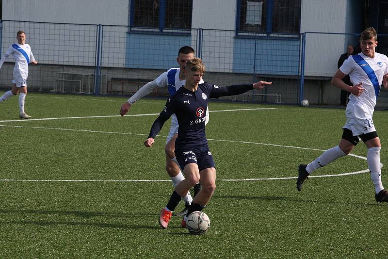 Fotbalisté Slovácka B (modré dresy) ve 20. kole MSFL přehrály Frýdek-Místek 5:1.