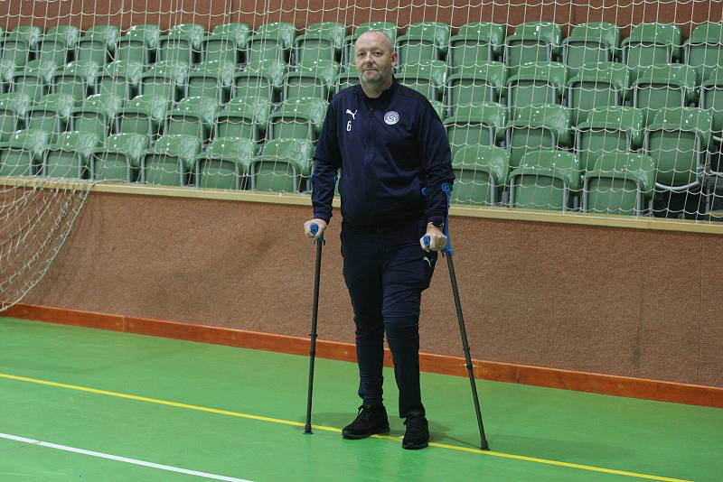 Trenér mládeže Slovácka Tomáš Stýskal má amputovanou jednu nohu.