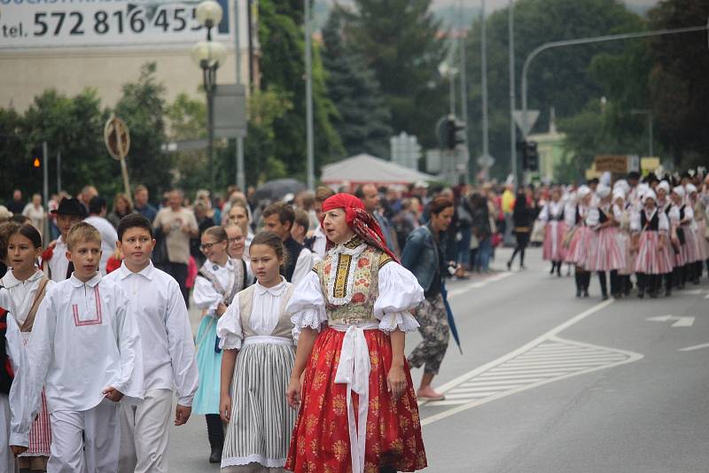 Slavnostní průvod počítal s více než třemi tisíci krojovanými. Ty neodradila ani nepříznivá předpověď počasí.