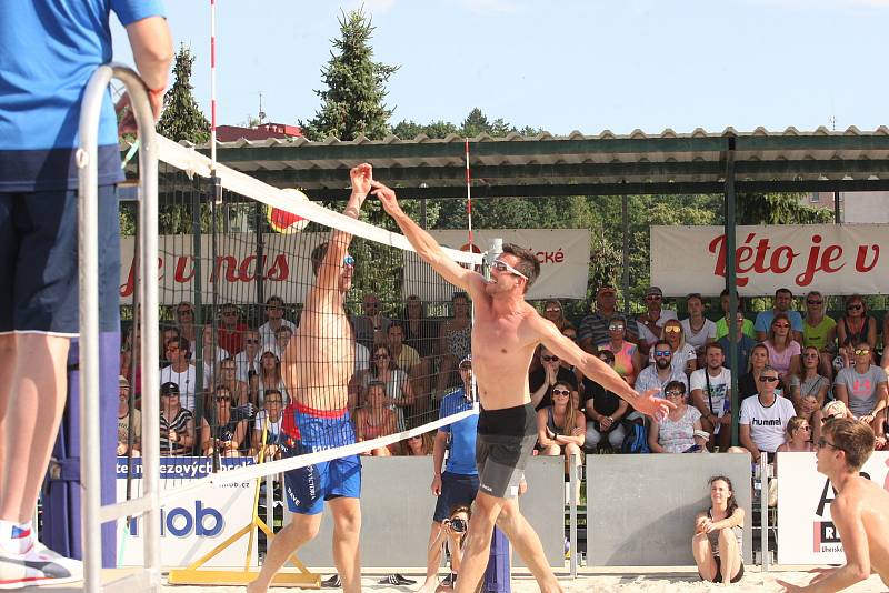 Přední český plážový volejbalista David Schweiner slavil na exhibici v Uherském Hradišti zaslouženou výhru, když v rámci Slováckého léta se svým trenérem Andreou Tomatisem porazil narychlo sestavený pár Filip Habr - Adam Štoček 2:0 na sety.