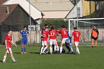 Fotbalisté Uherského Brodu (červené dresy) v sobotu doma podlehli Uničovu 1:2.