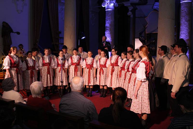 V muzeu Jana Ámose Komenského zazpíval mužský sbor Súsedé a ženský sbor Čerešňa na benefičním koncertu Ježíš se narodil.