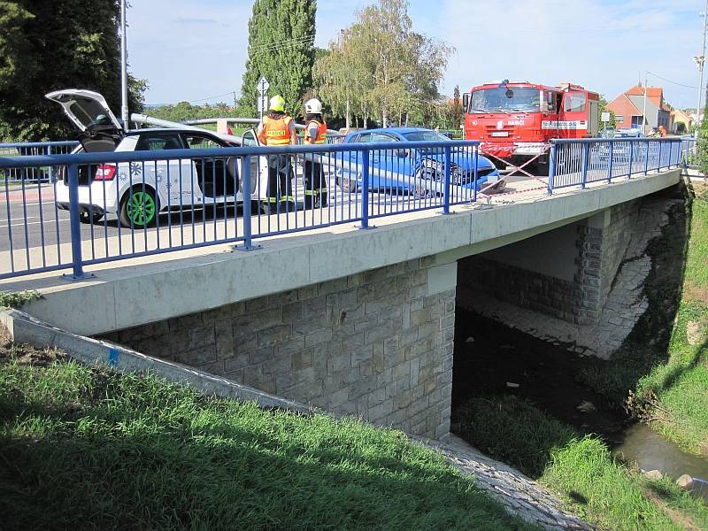 Jedno auto vyjelo z komunikace a narazilo do zábradlí a sloupu veřejného osvětlení. Ten se podlomil a poškodil ještě druhé vozidlo, které jelo v těsné blízkosti havarovaného automobilu.