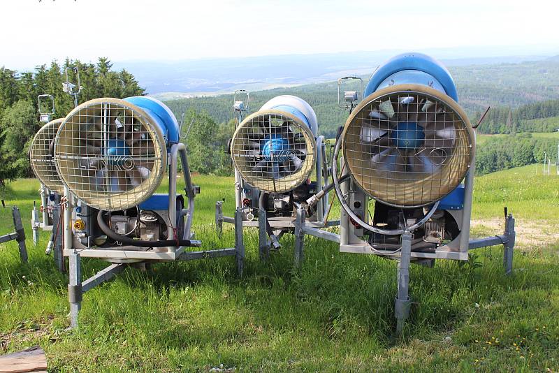 Vápenice, obec na moravsko-slovenském pomezí. Sjezdovka Lopata