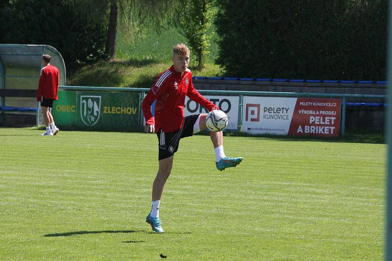 Fotbalisté Sparty se před finále MOL Cupu chystali na hřišti ve Zlechově.