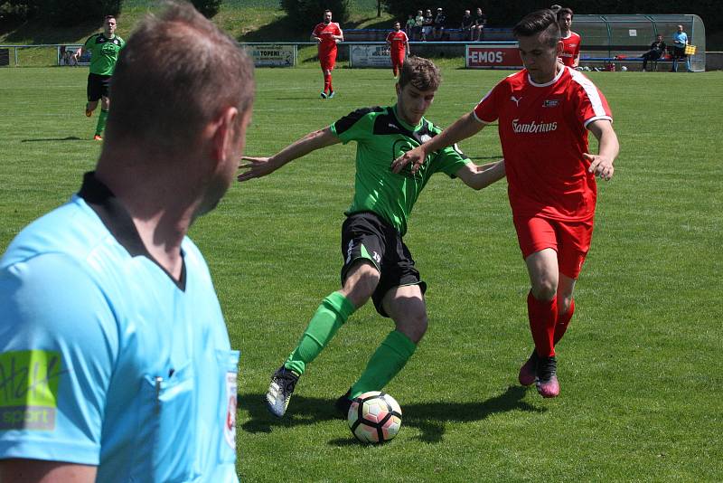 Fotbalisté Zlechova (zelené dresy) ve 22. kole krajské I. A třídy skupiny zdolali Újezdec 2:1 a přiblížili se záchraně.