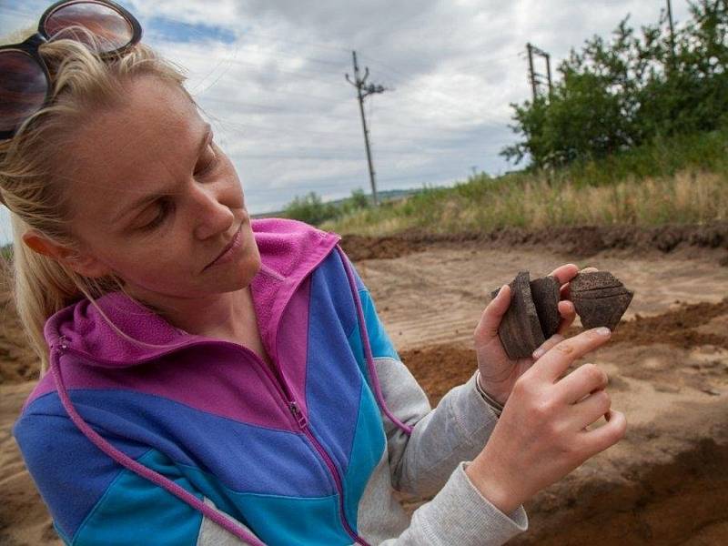 Několik keramických úlomků pocházejících až z období neolitu a sídlištní objekty se podařilo nalézt archeologům při vykopávkách v lokalitě Louky ve Starém Městě.  