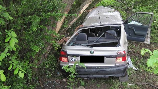 Bočním nárazem do kmenů stromů skončila nehoda, ke které došlo ve středu 14. května mezi Uherským Ostrohem a Moravským Pískem.