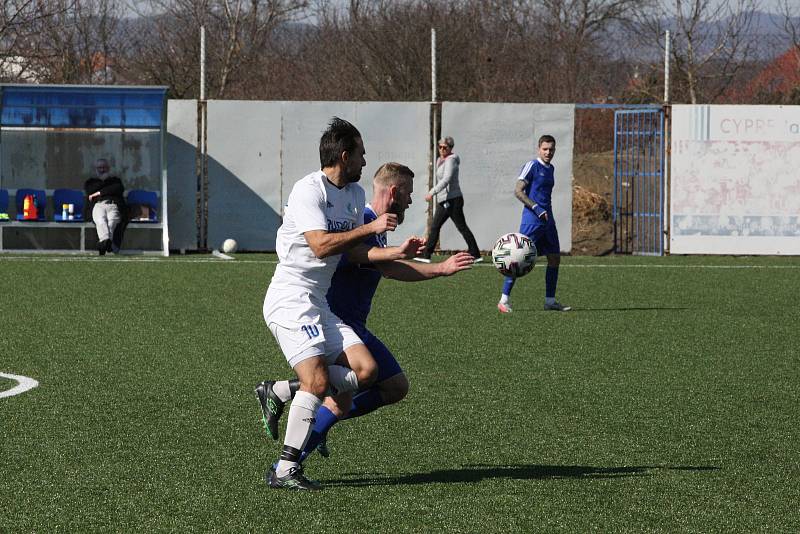 Fotbalisté Kunovic (modré dresy) otočili domácí zápas s Fryštákem, který na umělé trávě porazili 2:1.