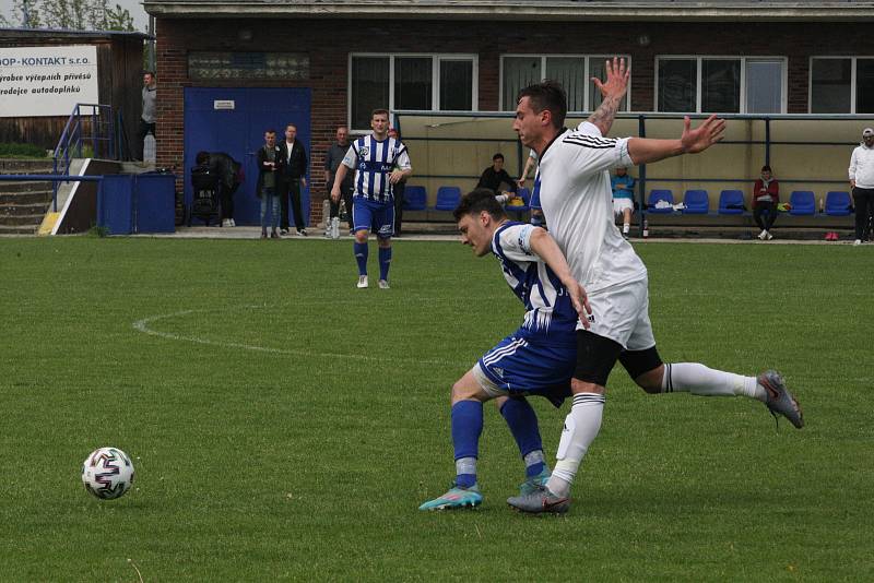 Fotbalisté Kunovic (bílé dresy) ve 21. kola krajské I. A třídy skupiny B podlehli Nedachlebicím 3:5.