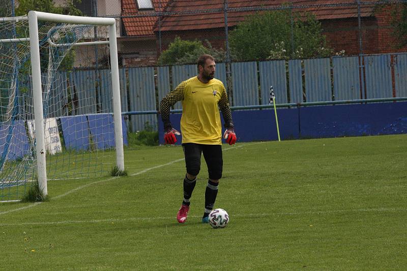 Fotbalisté Kunovic (bílé dresy) ve 21. kola krajské I. A třídy skupiny B podlehli Nedachlebicím 3:5.