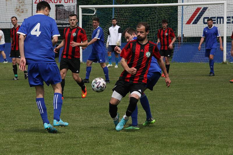 Fotbalisté Kunovic (modré dresy) ve 23. kole krajské I. A třídy skupiny B doma remizovali se Zlechovem 2:2.