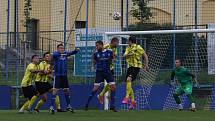 Fotbalisté Kunovic (žluté dresy) v 5. kole krajské I. A třídy skupiny B podlehli favorizovaným Zborovicím 1:2.