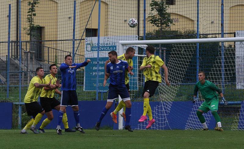 Fotbalisté Kunovic (žluté dresy) v 5. kole krajské I. A třídy skupiny B podlehli favorizovaným Zborovicím 1:2.