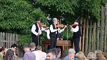 Diváci se ve dvoře a humně u Strmenských mohli v sobotu zaposlouchat do Medového zpívání. 