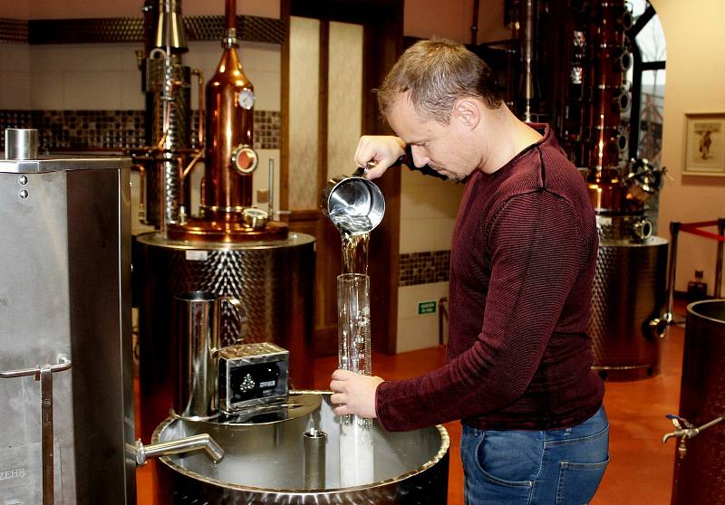 Páleničář Jiří Mareček v palírně Skanzenu Modrá se proměnou ovocných kvasů v destilát vyžívá.