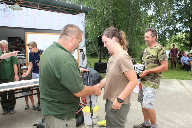 RYBÁŘSKÉ KLÁNÍ. Nočních rybářských závodů v Nedakonicích se ze soboty na neděli zúčastnilo 137 příslušníků Petrova cechu.