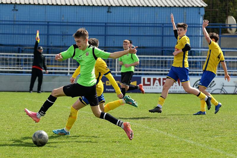 Dorostenci Starého Města (žluté dresy) ve šlágru 15. kola krajského přeboru dorostu prohráli s Uherským Brodem 1:3. Foto: pro Deník/Mojmír Zapletal