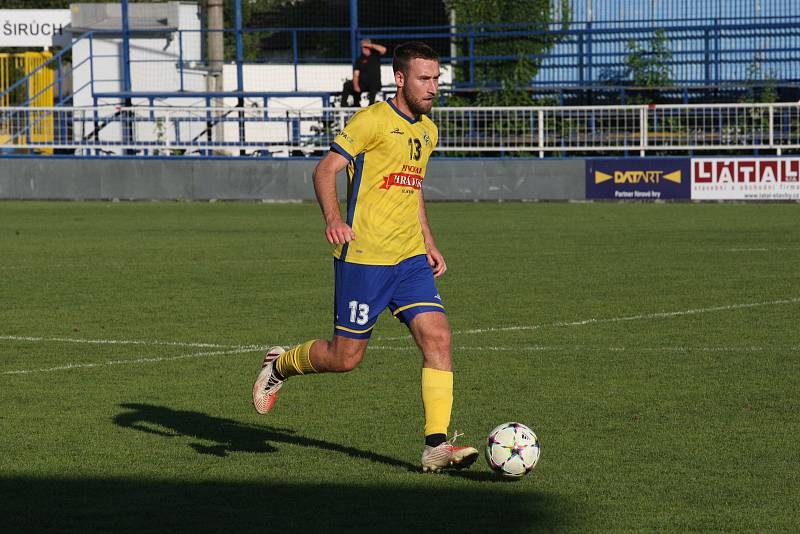 Fotbalisté Starého Města (žluté dresy) v 5. kole krajské I. B třídy skupiny C zdolali Polešovice 1:0.