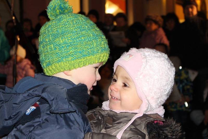 Vánoční koledy si na uherskohradišťské Masarykovo náměstí přišly zazpívat na čtyři stovky návštěvníků. 