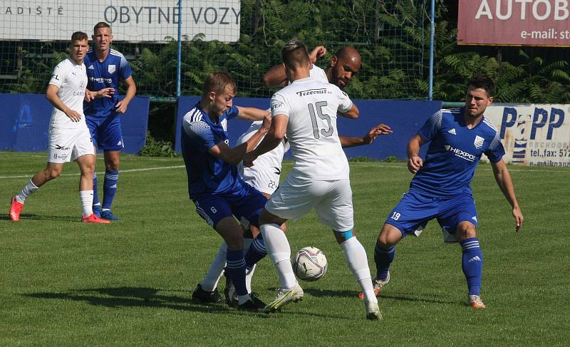 Fotbalisté Slovácka B (bílé dresy) v 6. kole MSFL podlehli Uničovu 1:2.