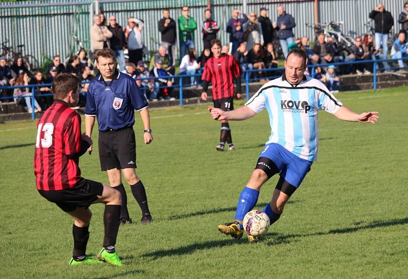 Fotbalisté Jarošova podlehli v derby celku Kněžpole (v modrobílém) 2:3.