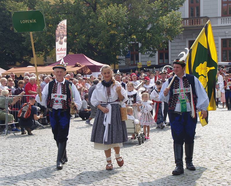 Průvod krojovaných vystartoval z Vinohradské ulice. Po dvoukilometrovém pochodu dorazili folkloristé na zaplněné Masarykovo náměstí.