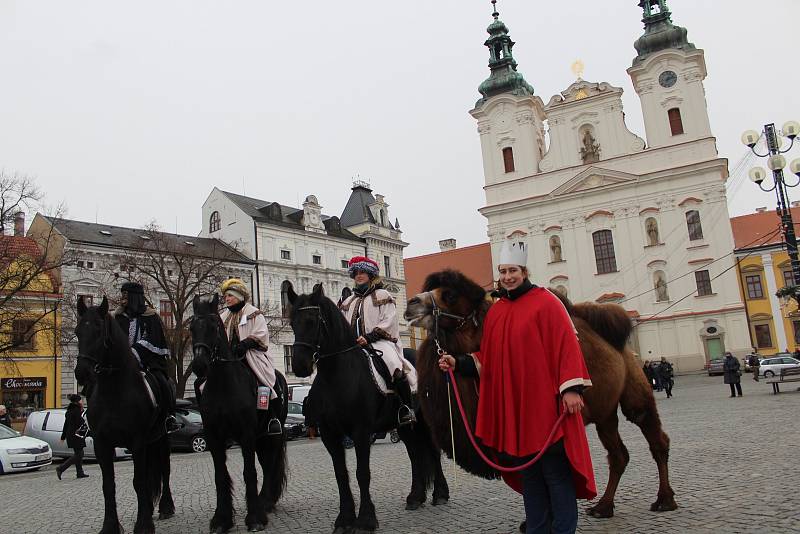 Tři králové na fríských koních z Ranče Nevada projeli Masarykovým náměstím v Uherském Hradišti, čímž symbolicky odstartovali charitativní Tříkrálovou sbírku. Letos je také doprovodil velbloud Paša.