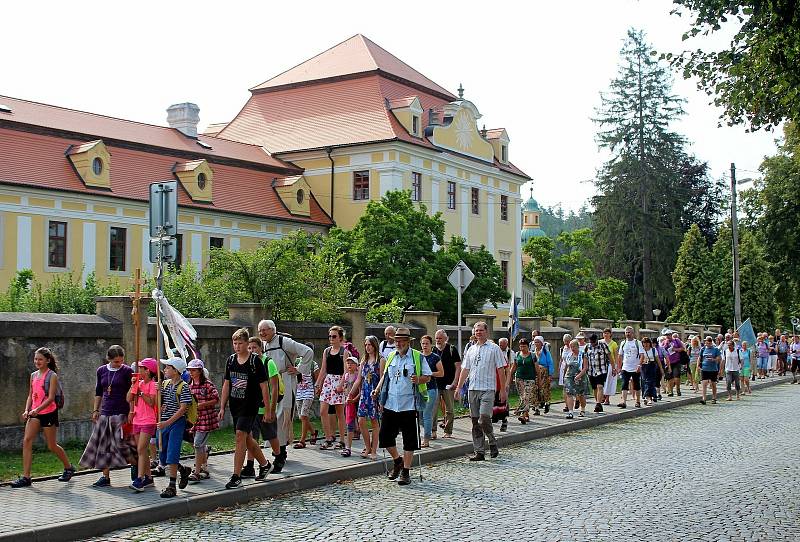 Mládež i dospělí s dvouramennými kříži na prsou šlapou od pondělí k Velehradu pěšky.