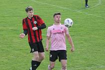 Fotbalisté Zlechova (červeno-černé dresy) v minulé sezoně přehráli Malenovice 4:0, čtvrteční duel skončil remízou 3:3. 