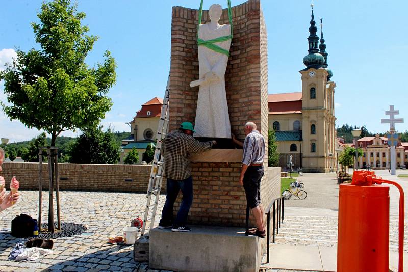 Zbrusu nové skulptury světců Cyrila a Metoděje vítají poutníky při vstupu do církevního areálu Velehradu.