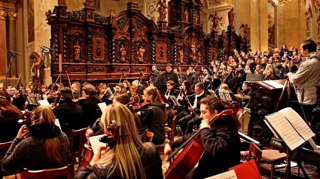 OZVĚNY VÁNOC. Velehradskou bazilikou zněly v neděli večer vánoční písně v podání CM Cifra, tří gymnaziálních pěveckých sborů a dvou komorních orchestrů z Břeclavi a Hodonína. 