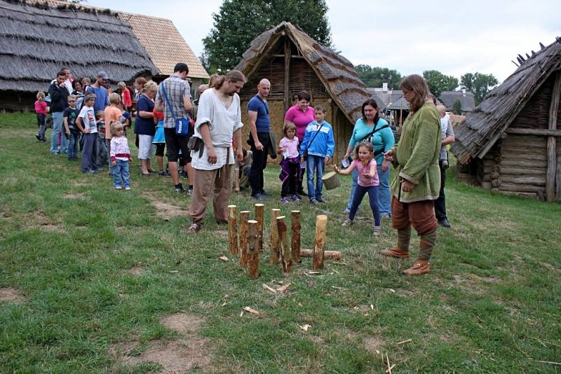 VÍKEND V HRADISKU. Členové historických skupin z Česka, Slovenska a Polska ukázali lidem, jak se žilo a pracovalo na Velké Moravě.