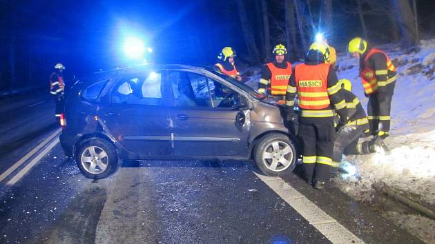 Po saltu a nárazu do svodidel skončila řidička Renaultu Scénic v péči záchranářů