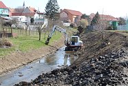 Čištění dna a břehů toku Okluky v Dolním Němčí v dubnu 2020.